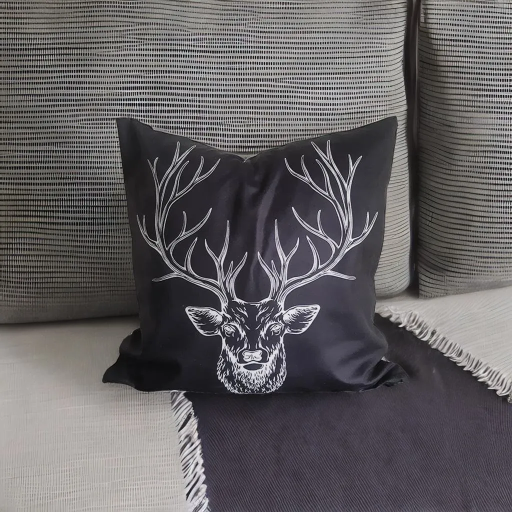 کوسن چاپی یکرو طرح گوزن کوسن چاپی یکرو طرح گوزن